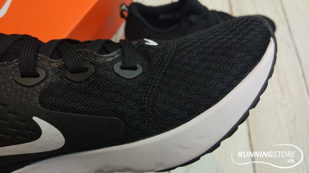 nike legend react black and white